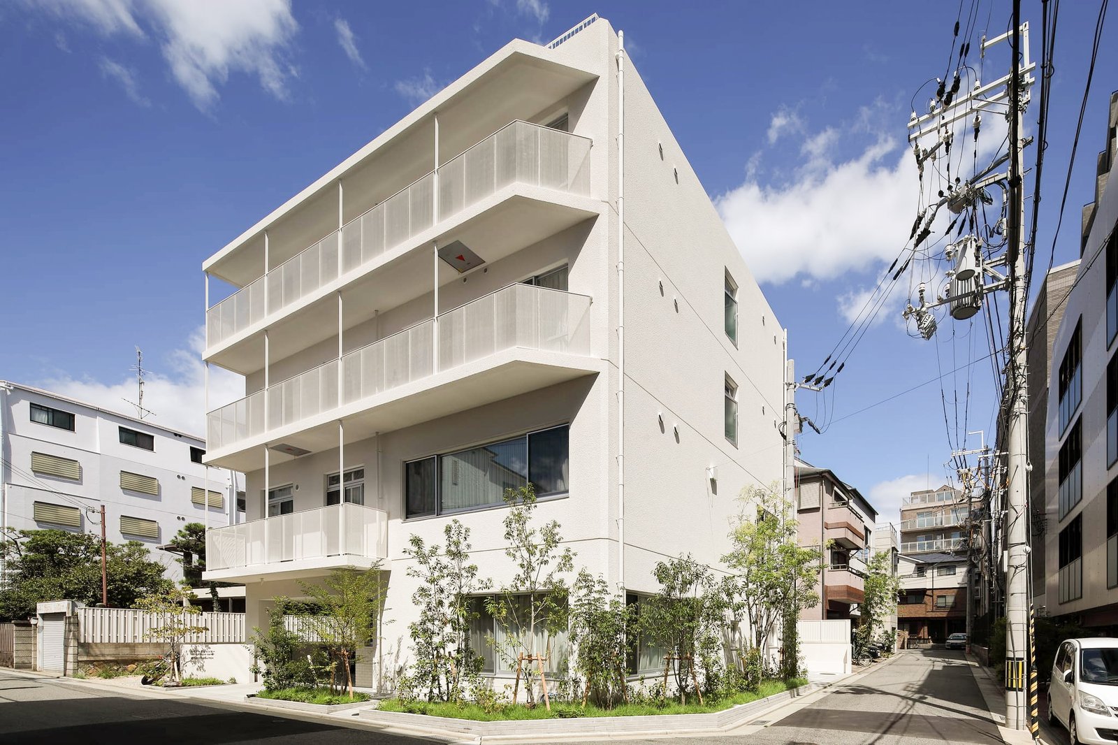 セイドー文化センターの外観。青空の下に建つ白い4階建ての建物